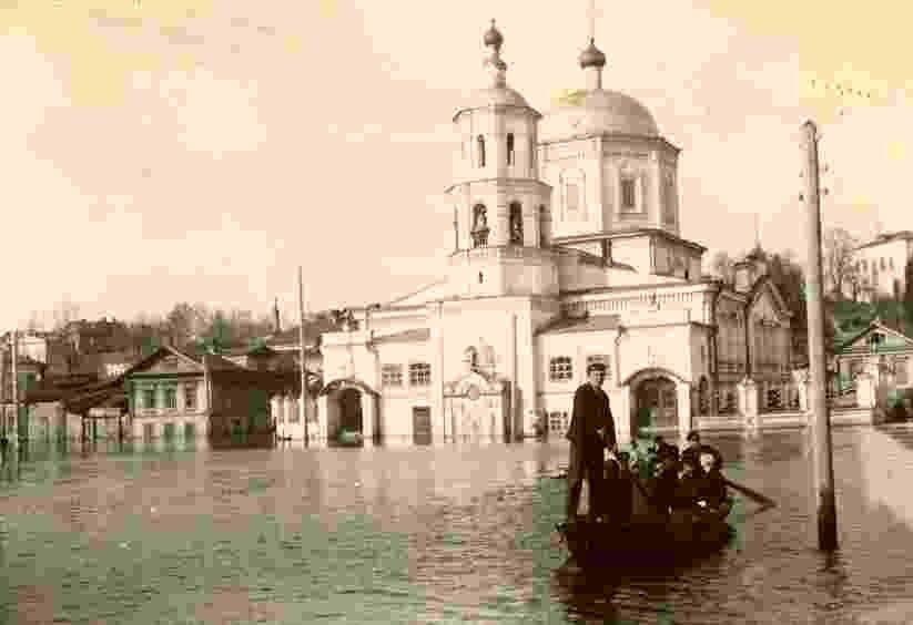 В 1926 году Казань, столица Красной Татарии, оказалась в критическом положении из-за наводнения, которое привело к серьезным последствиям для города и его жителей.