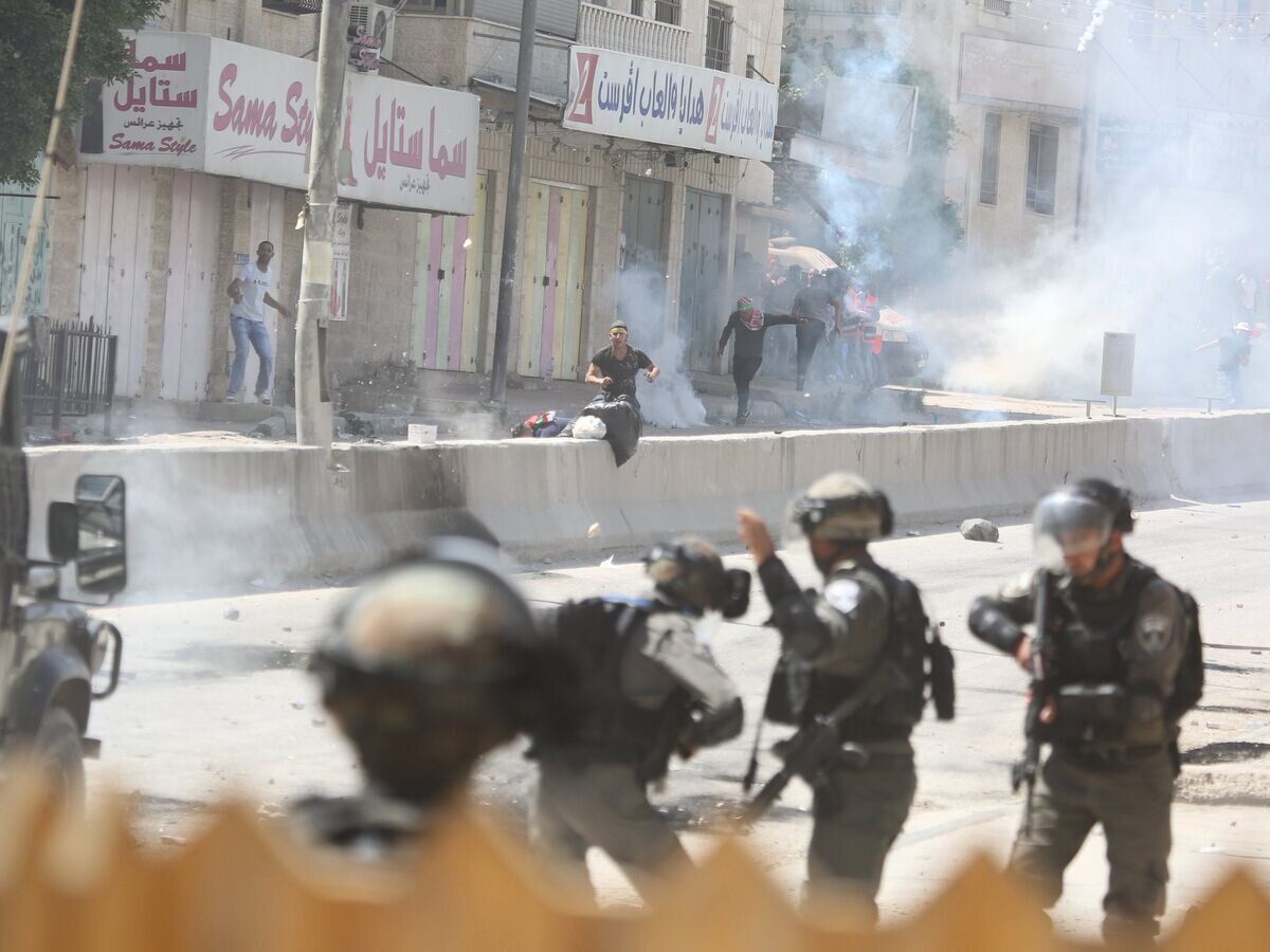    Уличные протесты в Палестине против переноса посольства США из Тель-Авива в Иерусалим© РИА Новости / Иссам Аль-Римави