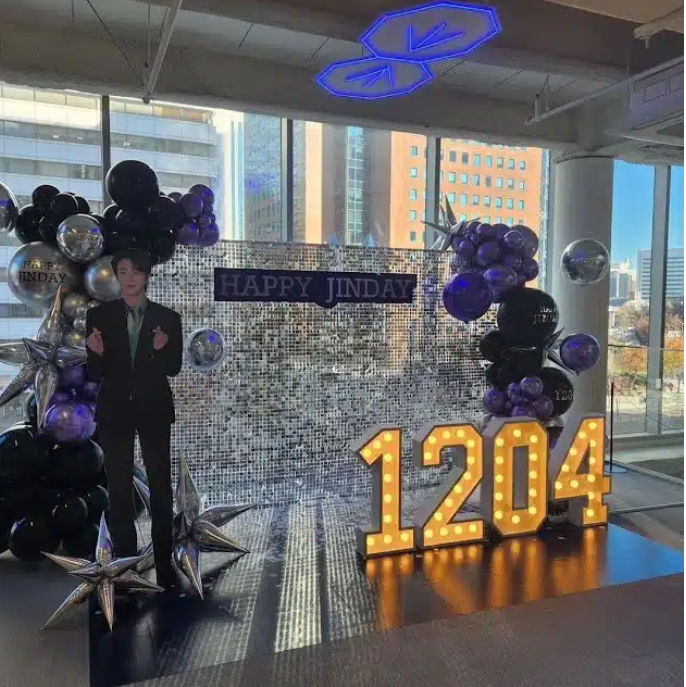 Джин-дэй во всей красе!  Жалко, нет электронного табло, где обратный отсчёт ...>>>