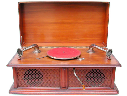 Zwei Klangsysteme sorgen für ein imposantes Erscheinungsbild The imposing appearance with two sound-systems. Источник фотографии указан выше