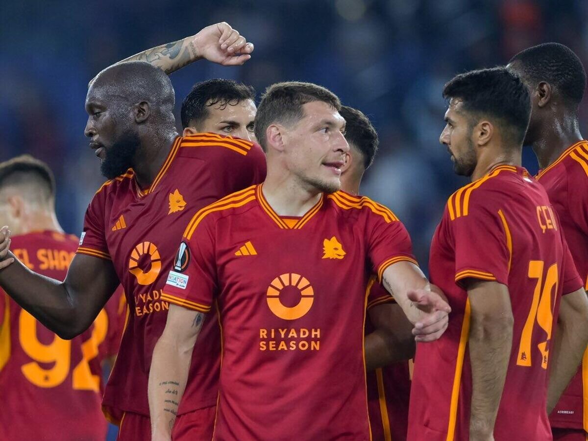    Нападающий "Ромы" Андреа Белотти (в центре) и партнеры© Фото : Пресс-служба ФК "Рома"