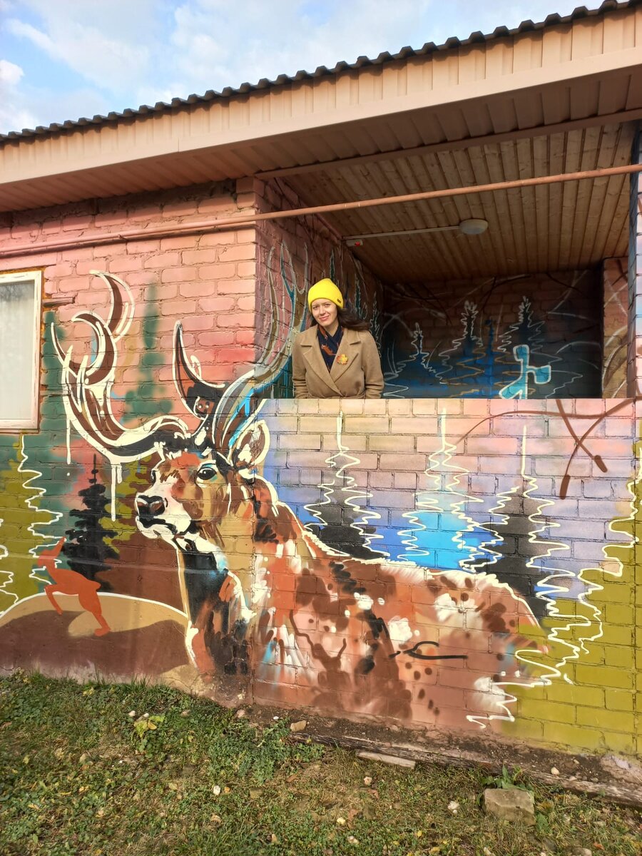 Нас стенах столовой - места встречи с егерем - красуются олени. Здание заметное, промахнуться сложно