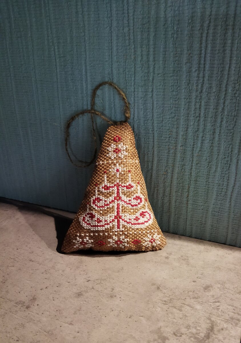 Игрушка на ёлку с вышивкой