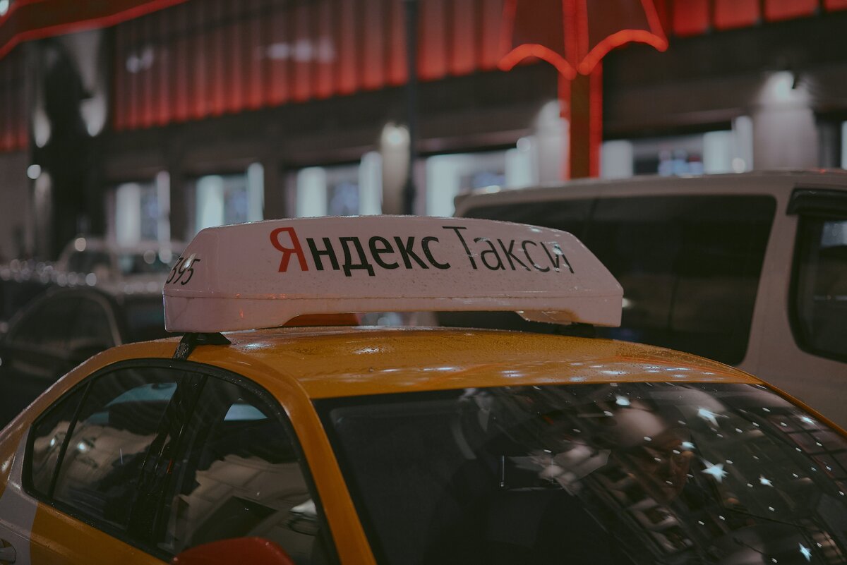 В Шереметьево такси приезжает быстро: время ожидания автомобиля в зависимости от времени суток и загруженности аэропорта — 5–15 минут. Фото: Max Titov / Unsplash