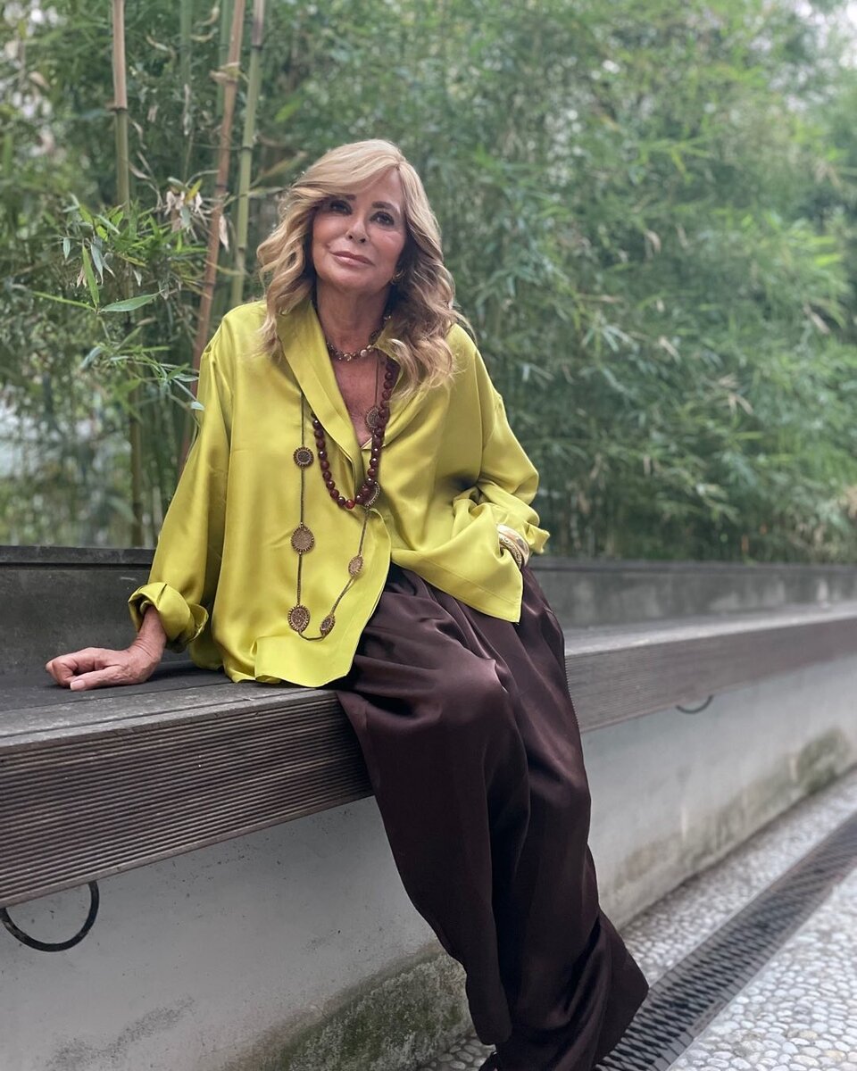 Шартрез — желто-зеленый оттенок, который обожает 72-летняя модница из Италии.