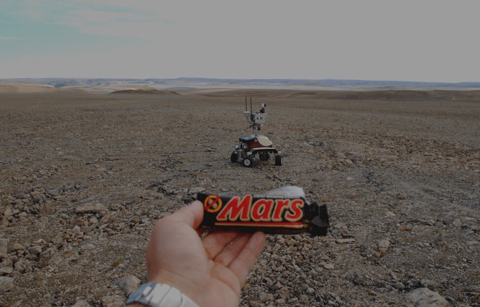 А потом подретушируют, проведут цветокоррекцию - и вы на Марсе!
Источник фото: https://minio.nplus1.ru/app-images/227520/63018f512f4a0_cover_share.jpg