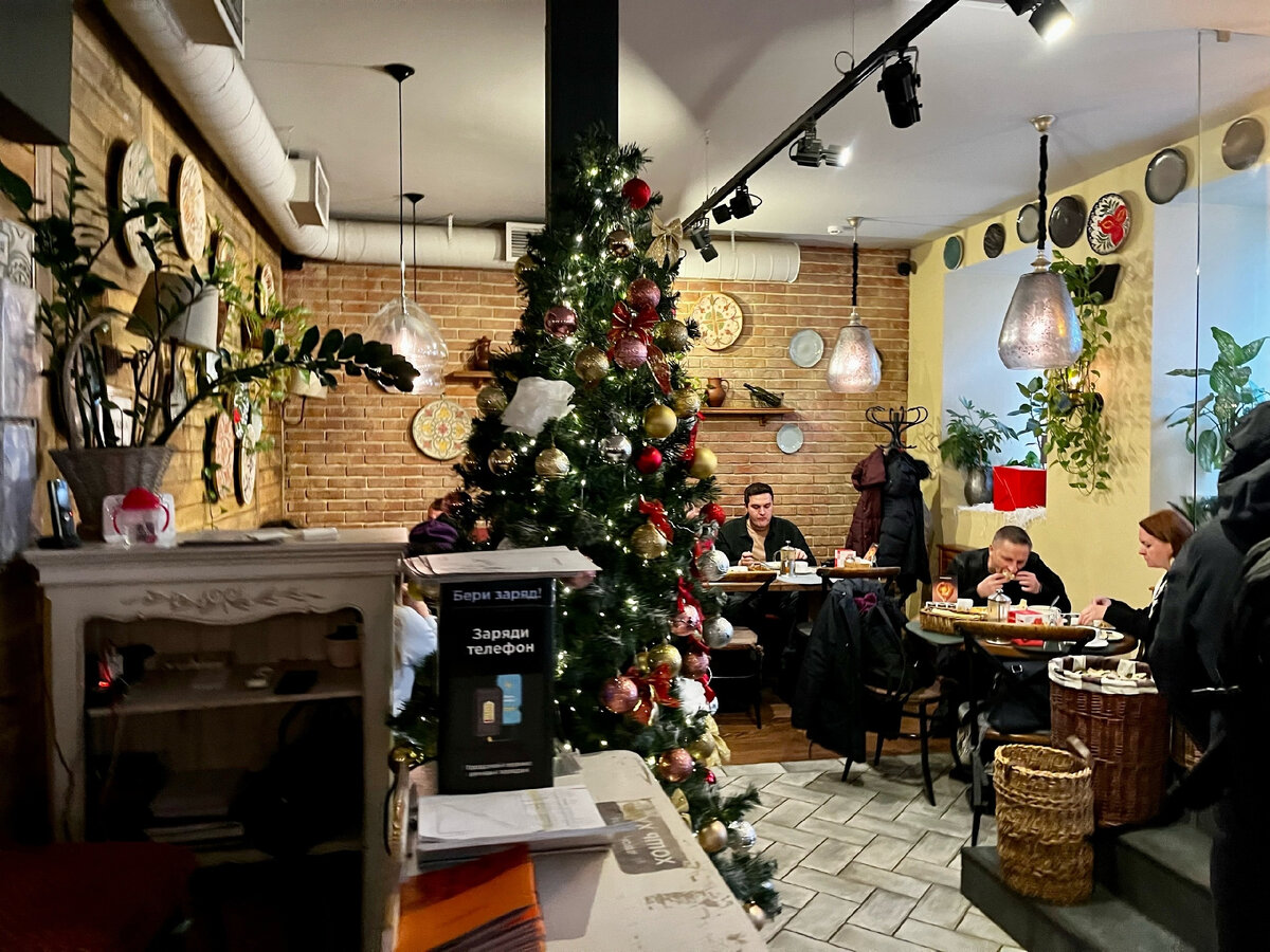 стойка хостесс и маленький зал у входа