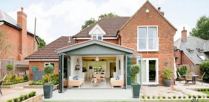 Кроме того, этому сырью не страшны негативные внешние воздействия, плохие погодные условия и механические повреждения. Качественный кирпич не так-то просто разбить, поэтому он просто незаменим при облицовке частных домов и дачных участков.