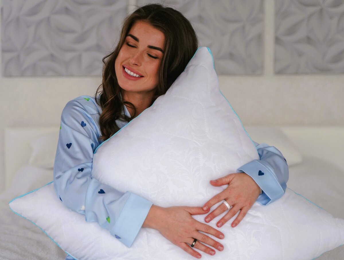 Анатомическая гипоаллергенная подушка DreamCode на Wildberries с уникальным мягким и упругим наполнителем - микроволокном "Лебяжий пух". Позволяет расслабиться и проснуться отдохнувшими.