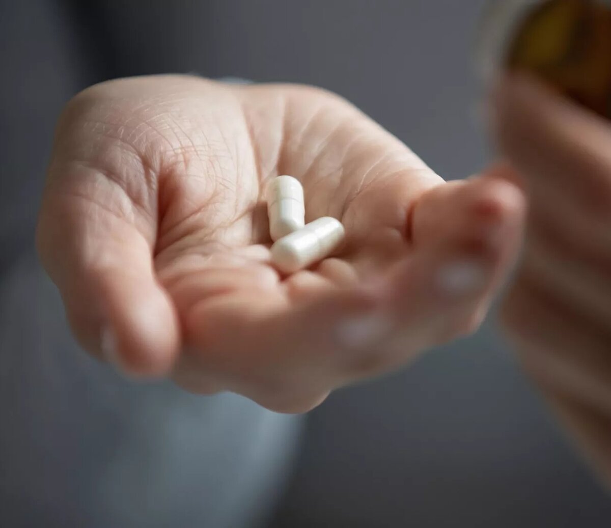 В России создали лекарство от болезни Бехтерева. Сейчас готовятся к третьей фазе клинических испытаний. Один из авторов разработки академик Сергей Лукьянов рассказал, как добились столь важного результата.