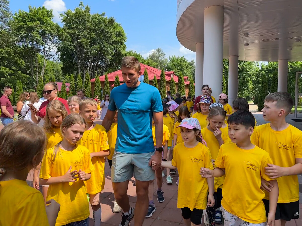 Карим Халили в окружении детей идет играть с ними в пионер-бол)