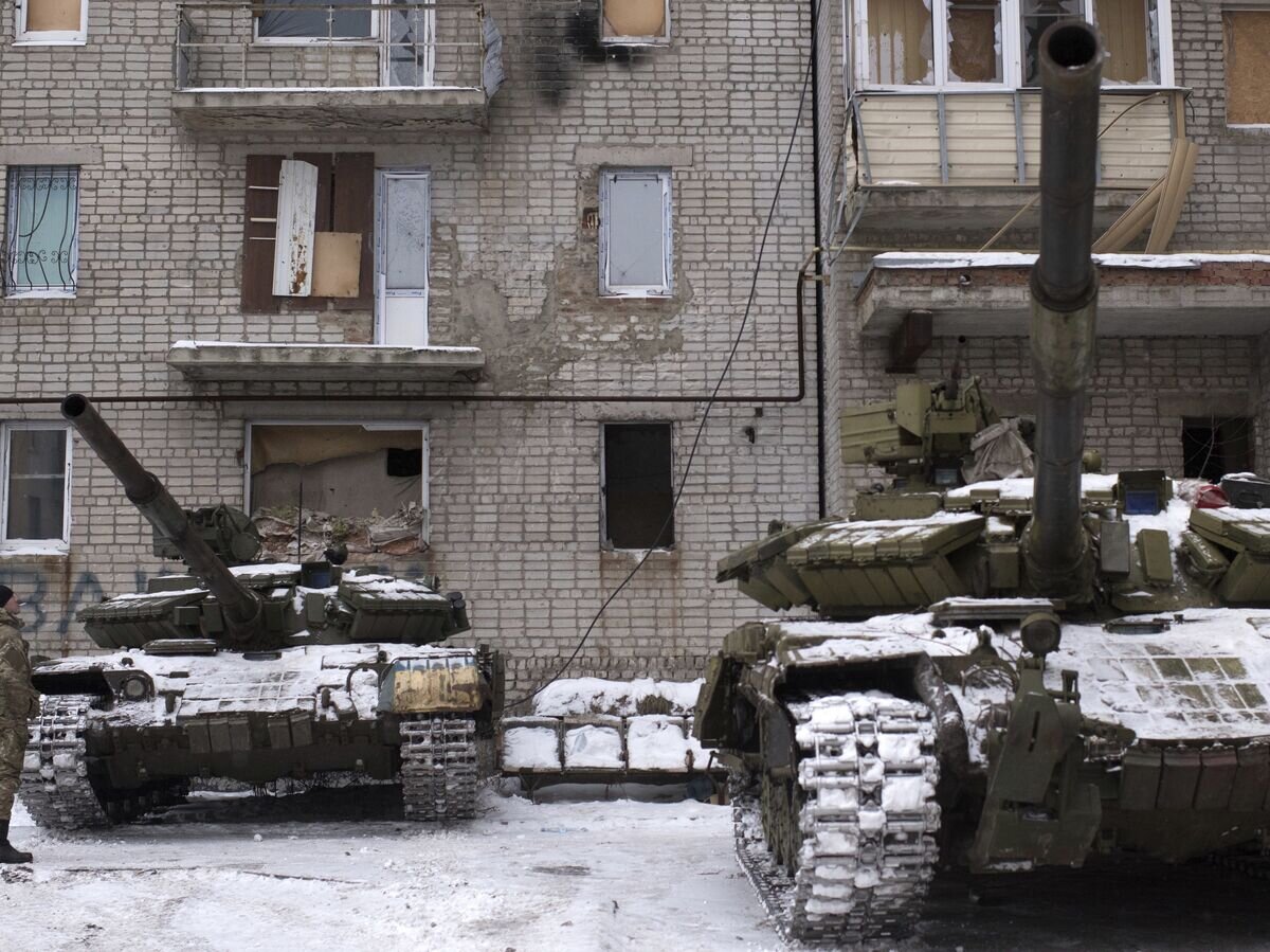    Танки ВСУ в Авдеевке, Украина. 2 февраля 2017© AP Photo / Evgeniy Maloletka