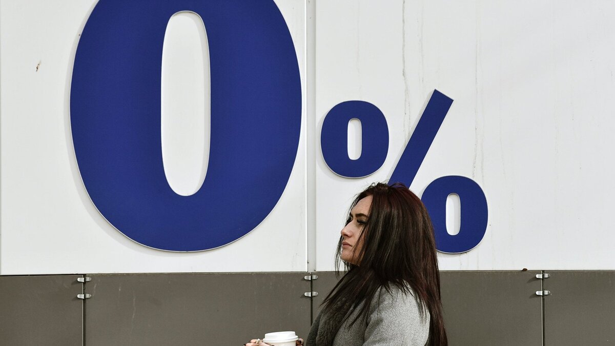    Девушка на одной из улиц в Симферополе.© РИА Новости . Константин Михальчевский