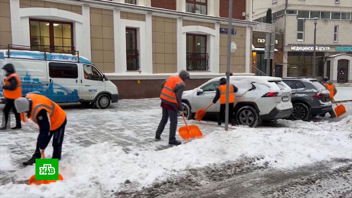 Более 135 тысяч человек чистят Москву от снега | НТВ: лучшее | Дзен