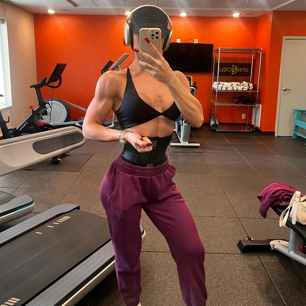 lizztheshizzz — Молодая фитнес-модель в категории “Бикини”. Тренерский