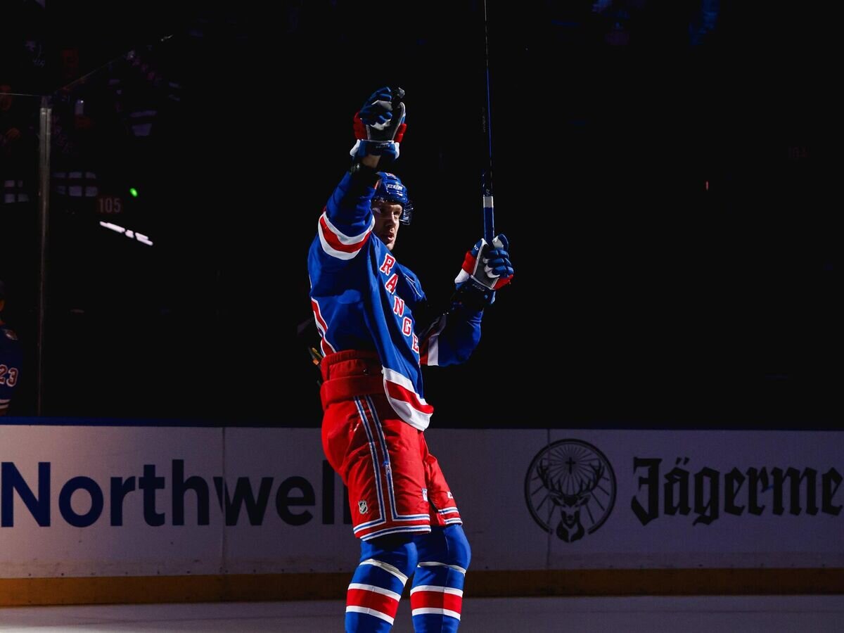    Хоккеист "Нью-Йорк Рейнджерс" Артемий Панарин© Фото : twitter.com/nyrangers