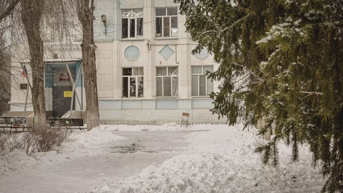     Во всех районах ХМАО ввели актировки из-за морозов. В некоторых населенных пунктах в школу не пошли ученики с 1 по 4 классы, в других — с 1 по 11 классы.