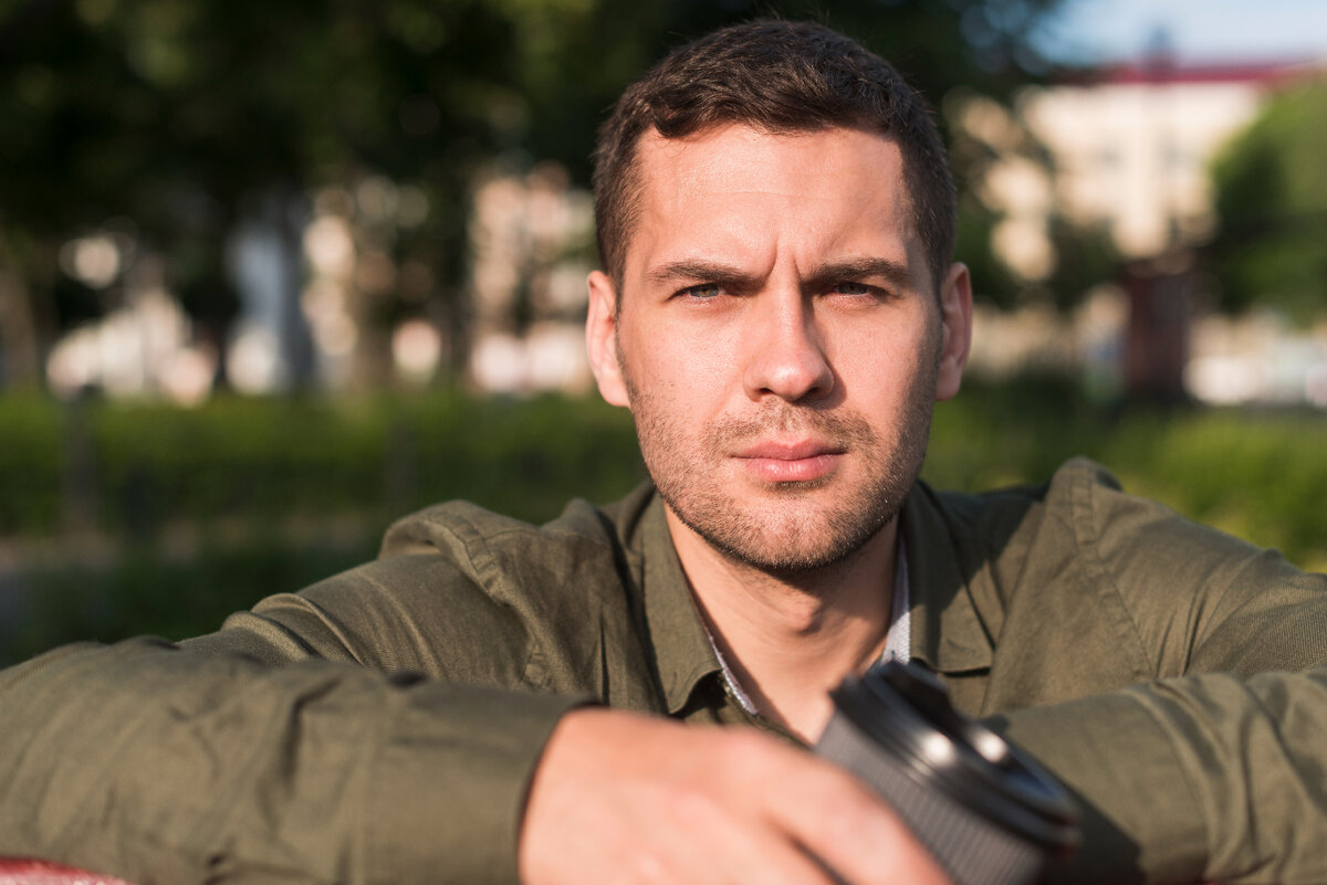 Изображение от <a href="https://ru.freepik.com/free-photo/portrait-of-serious-young-man-looking-at-camera-at-park_4930563.htm#page=2&query=%D0%BA%D1%80%D0%B0%D1%81%D0%B8%D0%B2%D1%8B%D0%B9%20%D0%BC%D1%83%D0%B6%D1%87%D0%B8%D0%BD%D0%B0&position=46&from_view=search&track=ais&uuid=686f6d35-426a-44e9-b953-43b4bf72487f">Freepik</a>