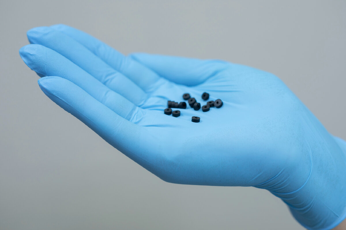 Латексные кольца, благодаря которым выполняется лигирование геморроя