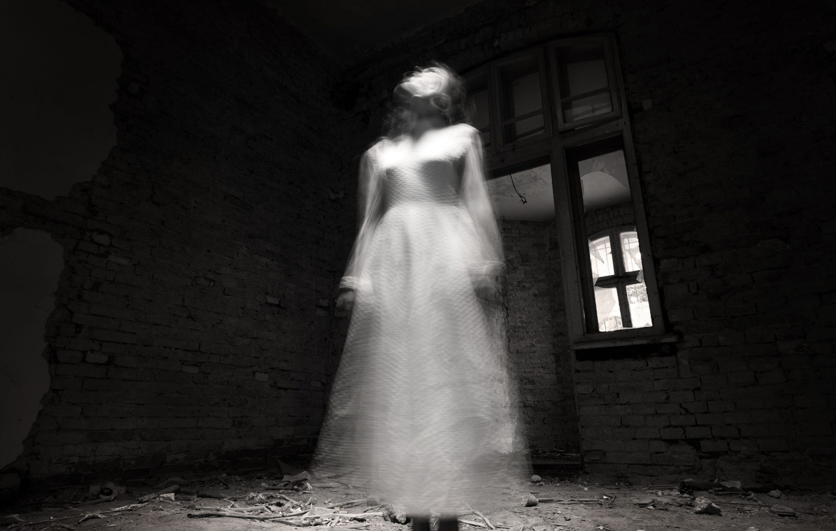 Она видит духов. Девушка призрак. Девушка привидение. Призрак девушки в белом платье. Дух девушки.