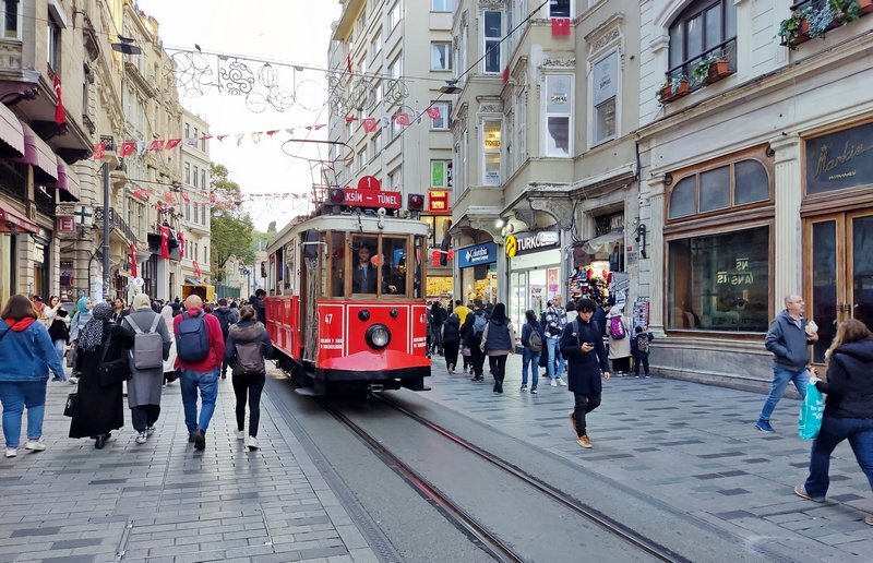 Тот самый красный трамвай на улице Истикляль в Стамбуле