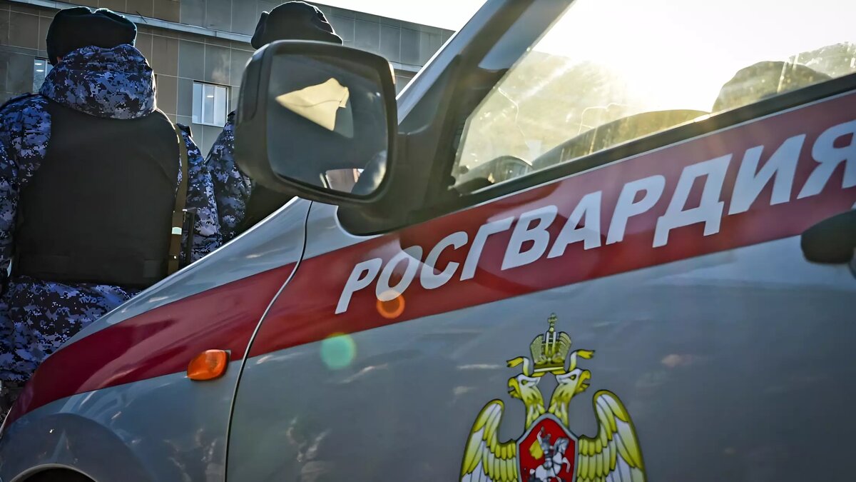     В Абакане росгвардейцы задержали агрессивного пациента скорой помощи — он ругался матом, угрожал и пытался сломать оборудование.