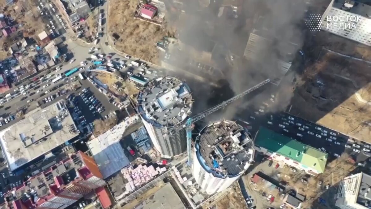     Пожар у ЖК «Атлантикс Сити» во Владивостоке стал событием дня. Столб дыма сняли со всех ракурсов — и даже с неба.