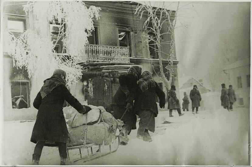 Фото опубликовано в книге "Освобождённый Тихвин", 1943 г.