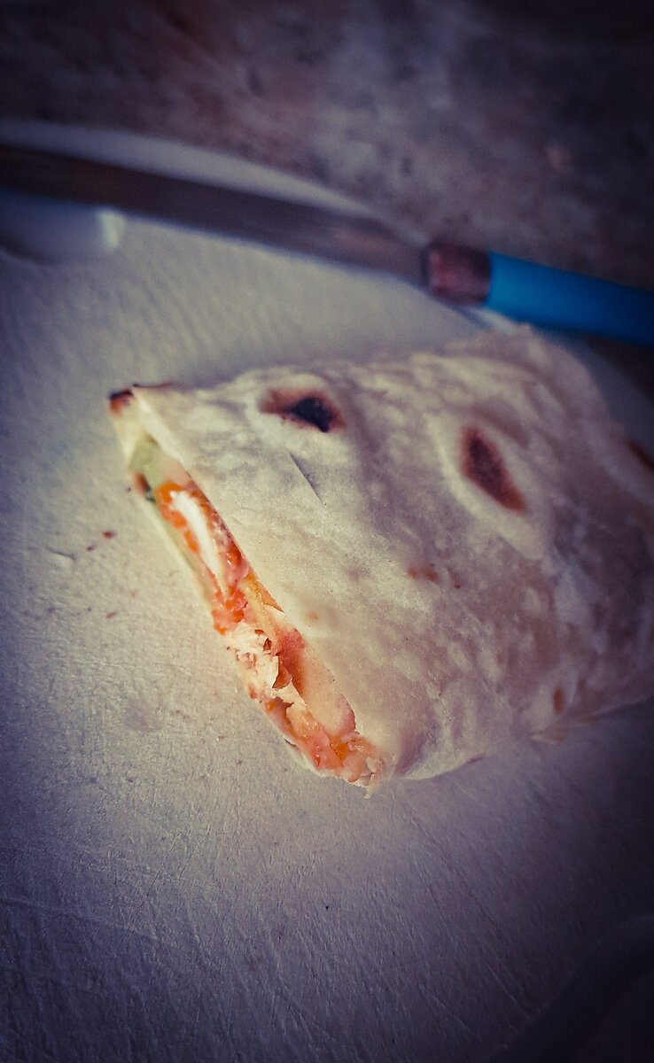 С курицей,морковкой,огурцом,жареной картохой и луком.