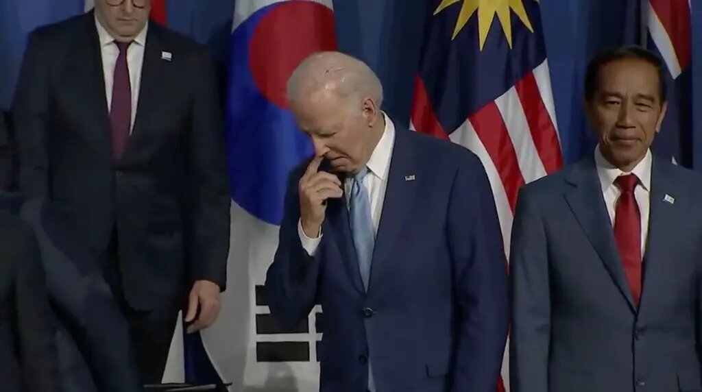 Президент Байден выглядел смущенным, когда выходил на сцену вместе с другими мировыми лидерами на АТЭС в четверг.
