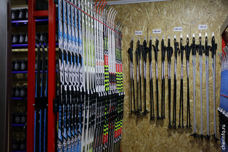    Прокат заработает с 9 декабря. Всего здесь около 60 комплектов лыж и ботинок. Половина из них детские.