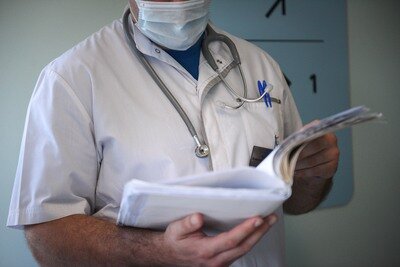    Врач с карточкой пациента в руках ©Пелагия Тихонова РИАМО