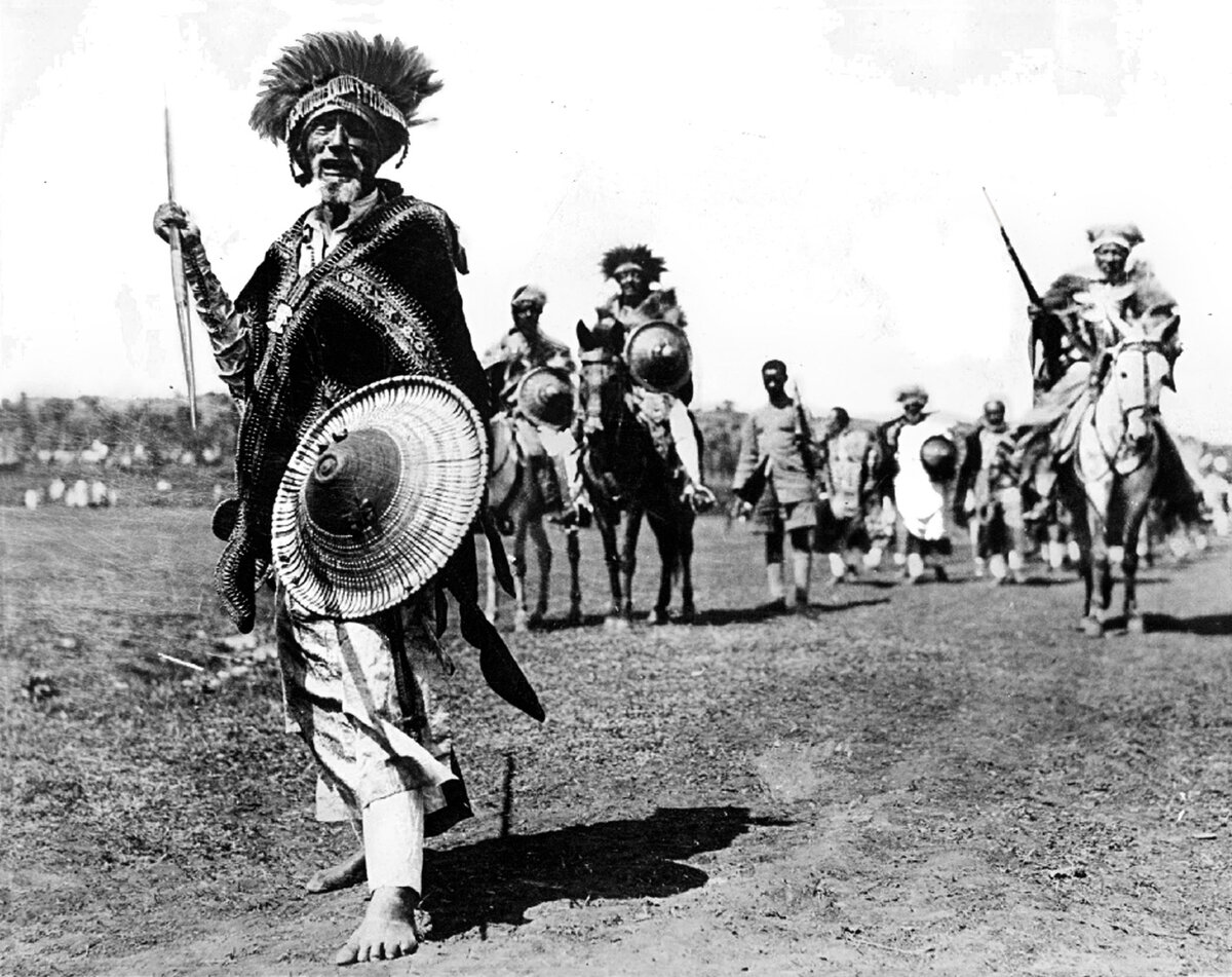 Абиссинские воины в традиционных одеждах.