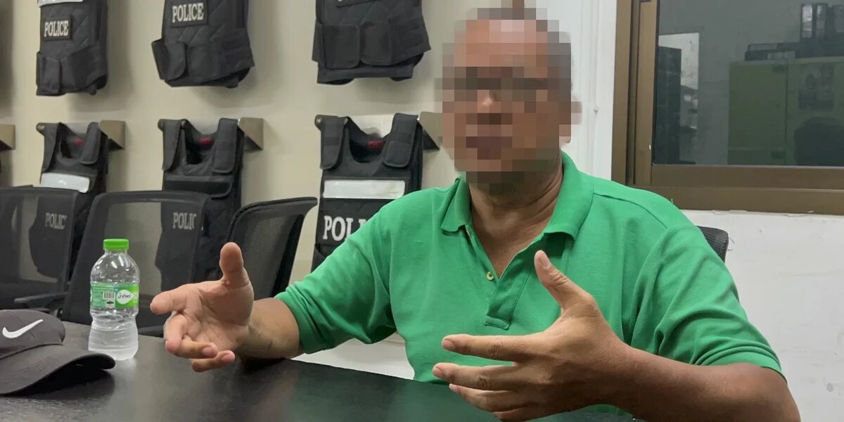 Сосед погибшего говорит с полицейскими. Фото новостного агентства Thai Rath