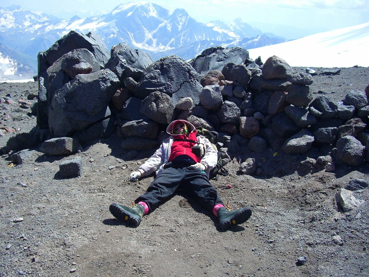 Фото, отражающее моё состояние после каждого занятия с описанной ученицей. Сделано на восточном склоне Эльбруса после очередного перехода с набором высоты. Фото реальное. На нём я сплю без задних ног. 2010 год.