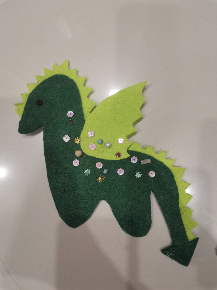 100р Дракон из фетра.  Фетра 2 цвета, бусинки, паетки для декара, клей, ножницы 