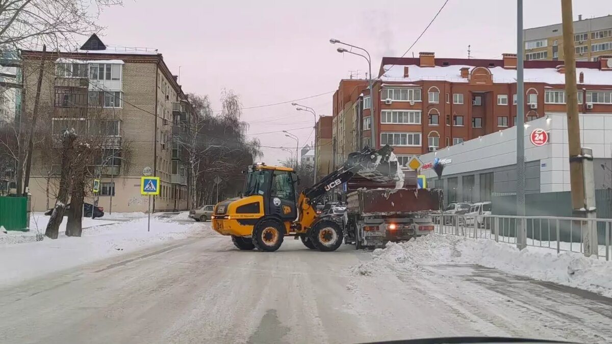     Около 17 тысяч кубометров снега вывезли с тюменских улиц на полигоны за минувшие сутки дорожные службы. Об этом сообщил глава администрации Тюмени Руслан Кухарук.