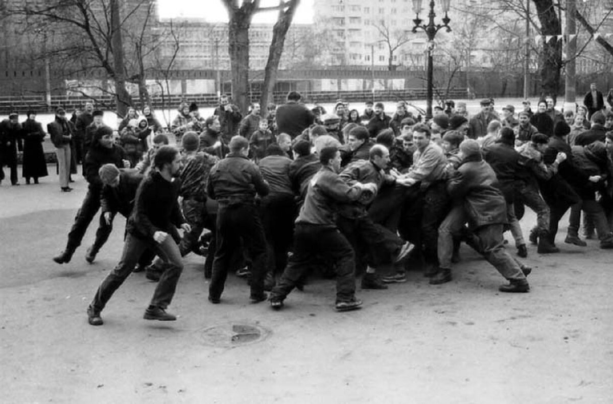 Много бандитов. Любера 1980. Скинхеды 80-х СССР. СССР субкультура Фураги. Футбольные хулиганы 90 Россия.