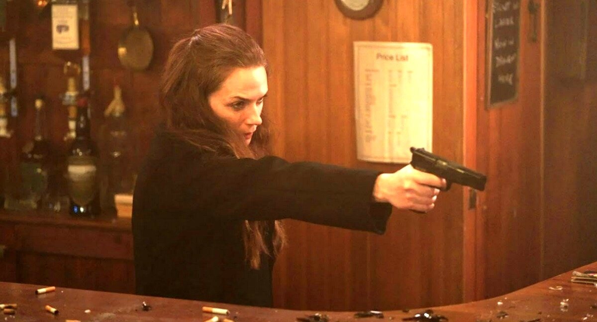 И кто только поручил душечке Керри Кондон ("Банши Инишерина", "Дэнни - цепной пес", "Три билборда...") роль главной гадины в этой истории? Как-то это сурово даже по ирландским меркам. 