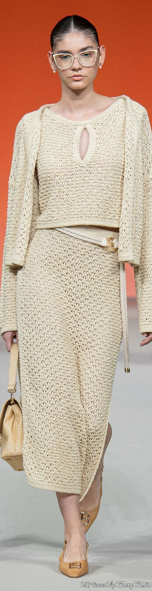 джемпер розовый. вязаные джемпера 2024. девушка в водолазке. вязаные кофты для девушек. свитер crown jewels.