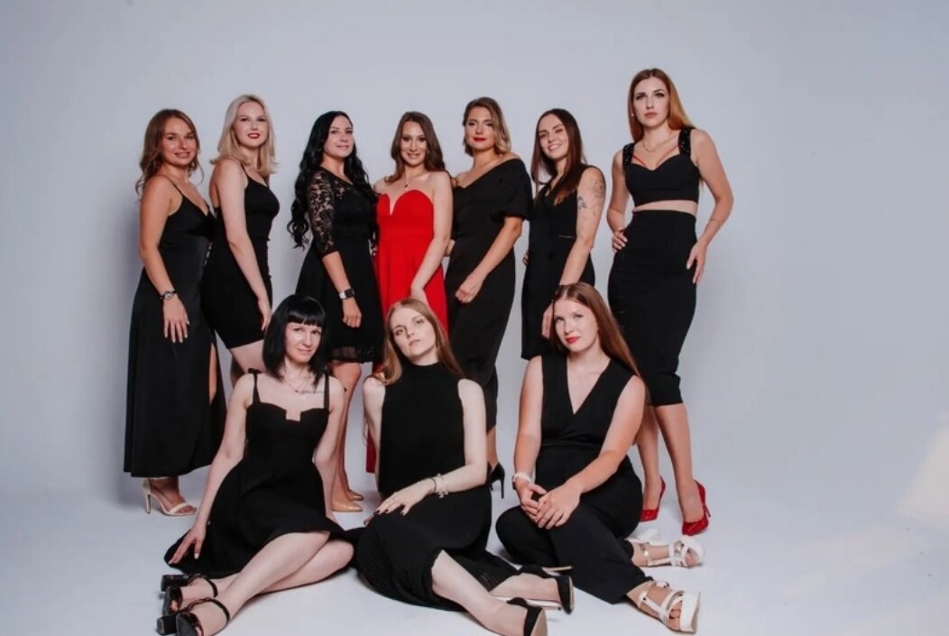 На фоне общей картины и "чёрной тематики" какая женщина излучает иную энергетику? Для меня их две)