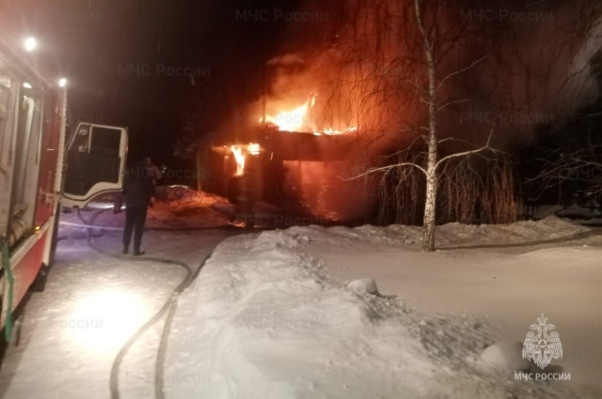    В брянской деревне Буда загорелось административно-хозяйственное здание