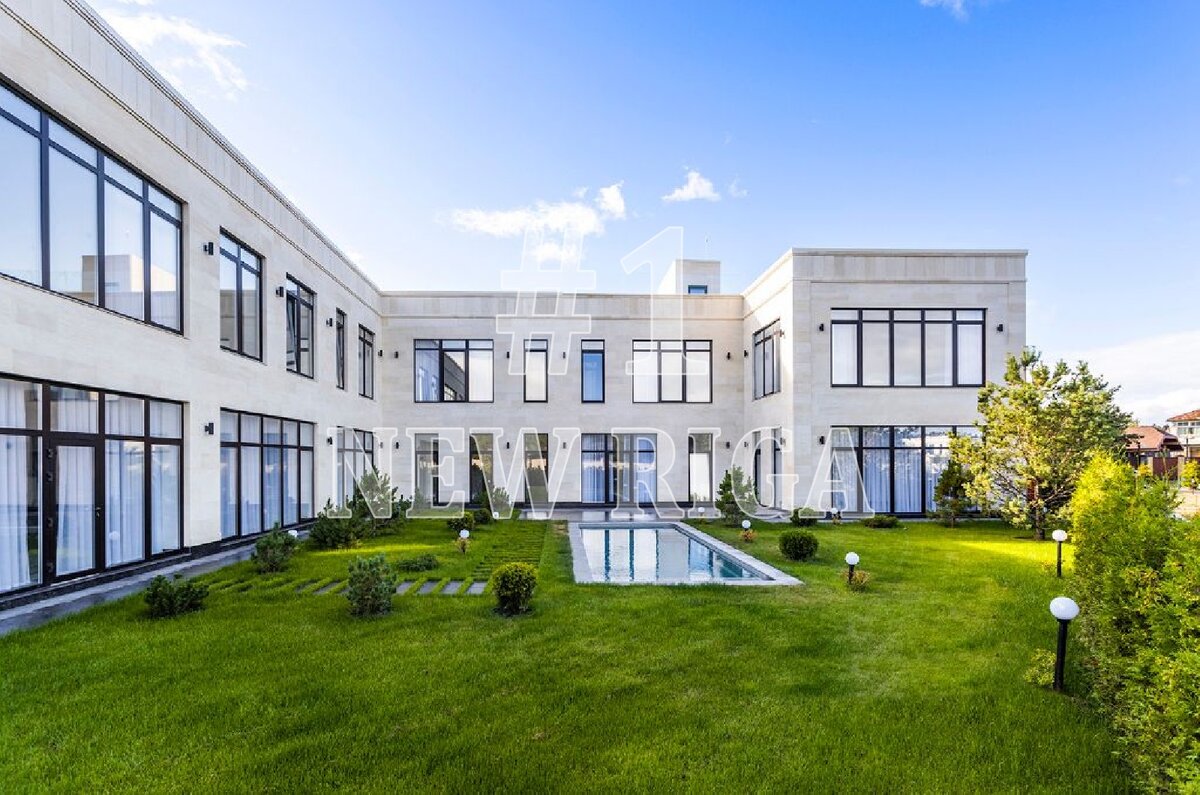 Вид на дом с участка в поселке Никольская слобода