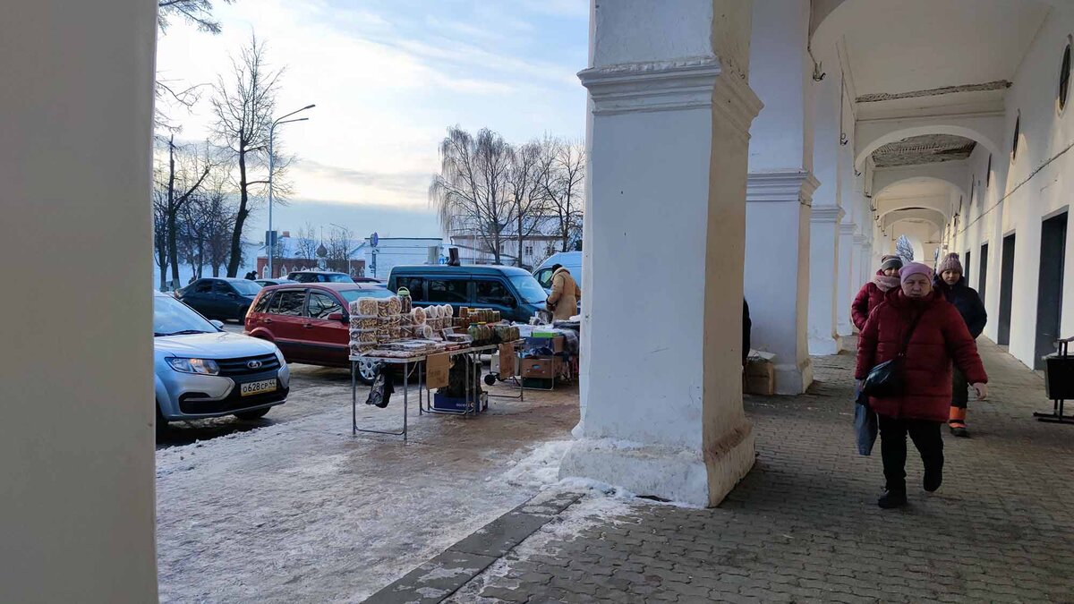 Веками в Костроме идёт торг.