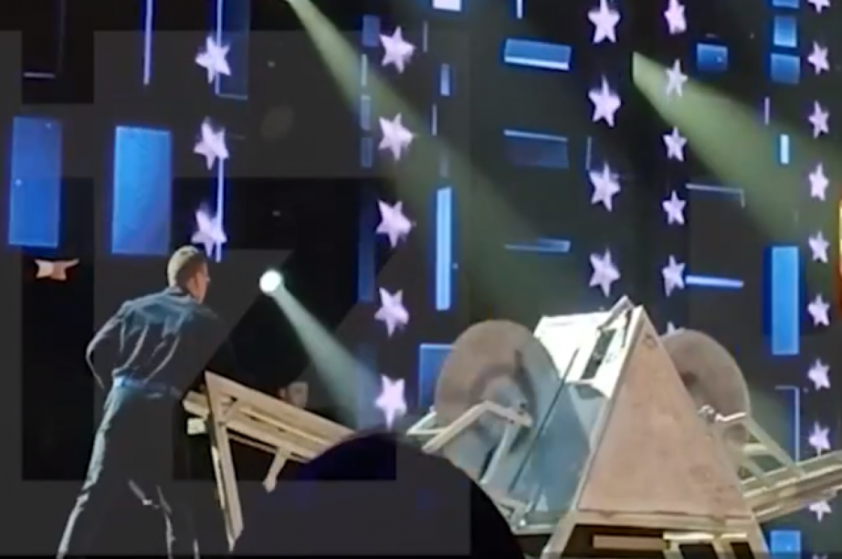    Момент «распила» артиста.