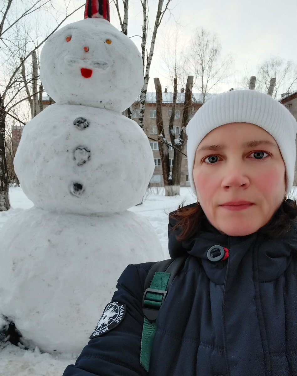 Проверяю одну теорию, что Дзен чаще показывает  статьи, где на обложке личные фотографии, так что теперь я - главная звезда! И огромный снеговик!