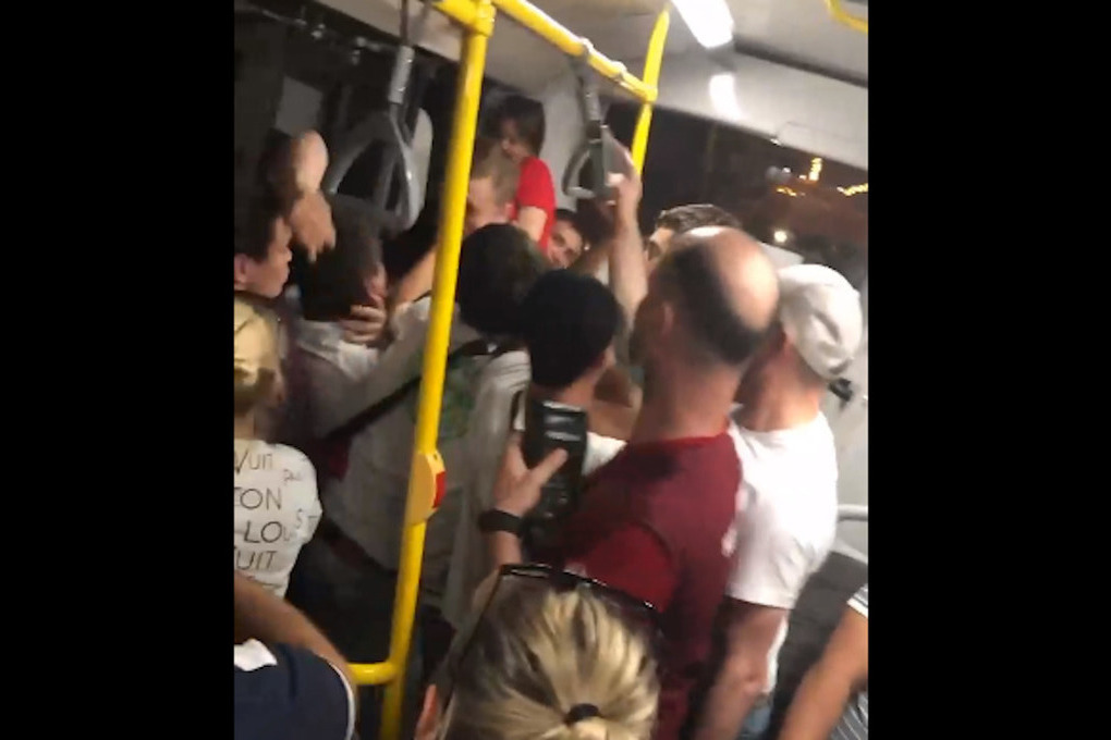 Начал лапать в автобусе. Пассажиры в автобусах казани. переполненный автобус казань. драка туристическом автобусе.
