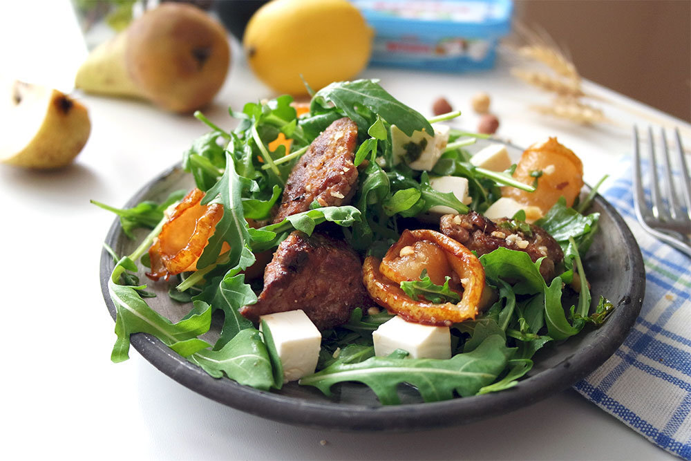 салат обжорка с печенью и солеными огурцами. теплый салат с куриной печенью. салат с печенью. салат с треской и овощами. салат с куриной печенью.