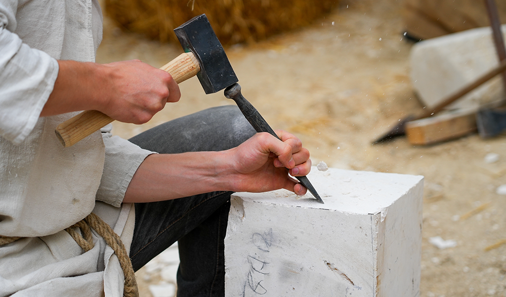 Резьба по камню с использованием стамески 