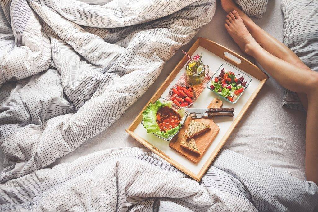Утверждение о необходимости раннего завтрака сразу после пробуждения не верно. Об этом рассказала диетолог и терапевт Елена Тихомирова.